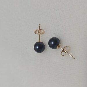 14k Gold Stud Earrings With Stunning Black Pearls
